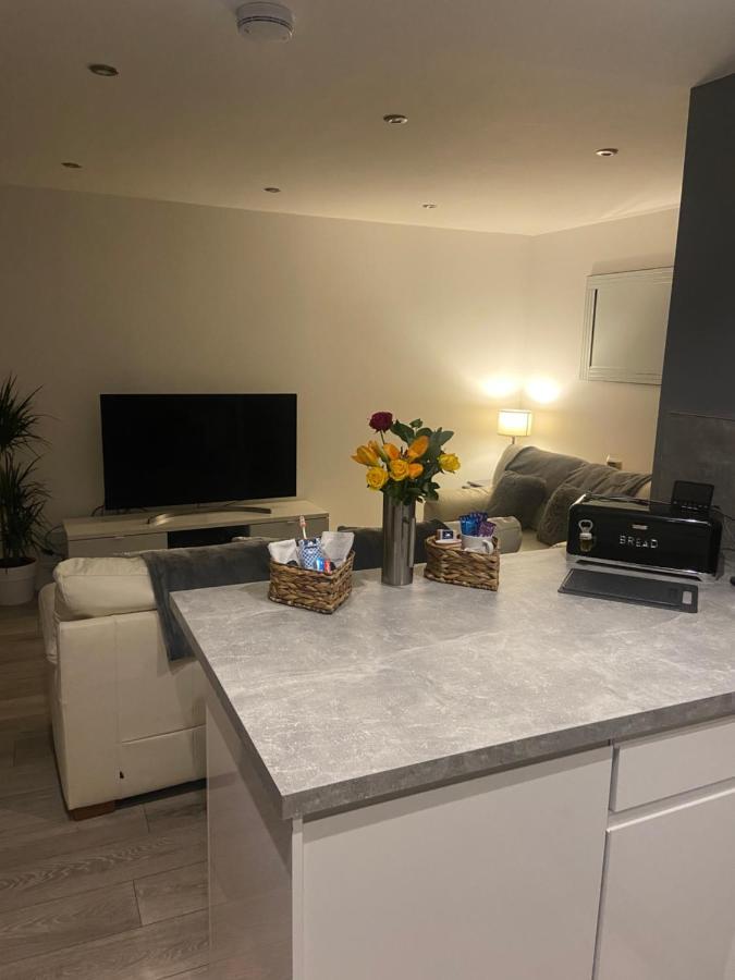 Spacious One Bedroom Ground Floor Apartment Χαρογκέιτ Εξωτερικό φωτογραφία